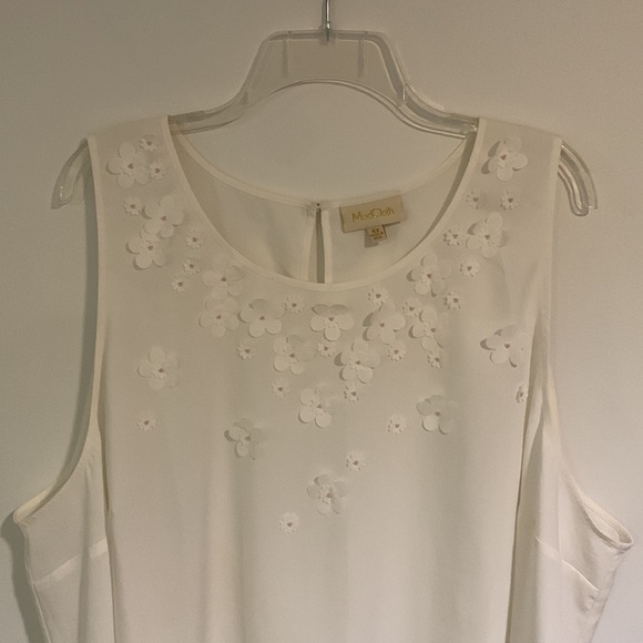 ModCloth White Sleeveless Blouse with delicate flowers along neckline, Size 4X - Picture 2 of 9
